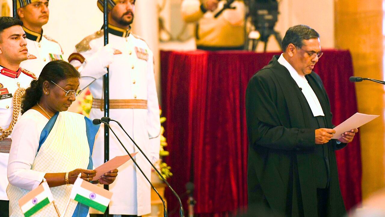 Droupadi Murmu administering the oath of office to Justice Sanjiv Khanna as the Chief Justice of India.