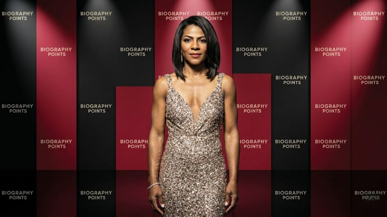 How old is Rhonda Walker — WDIV Channel 4 news anchor Rhonda Walker smiling at the anchor desk
