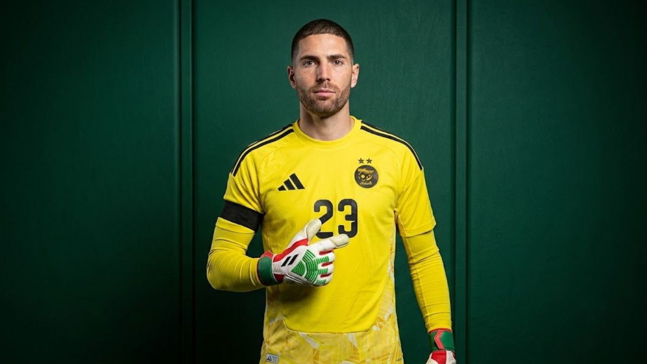 Luca Zidane in Algeria goalkeeper kit at the FIFA World Cup