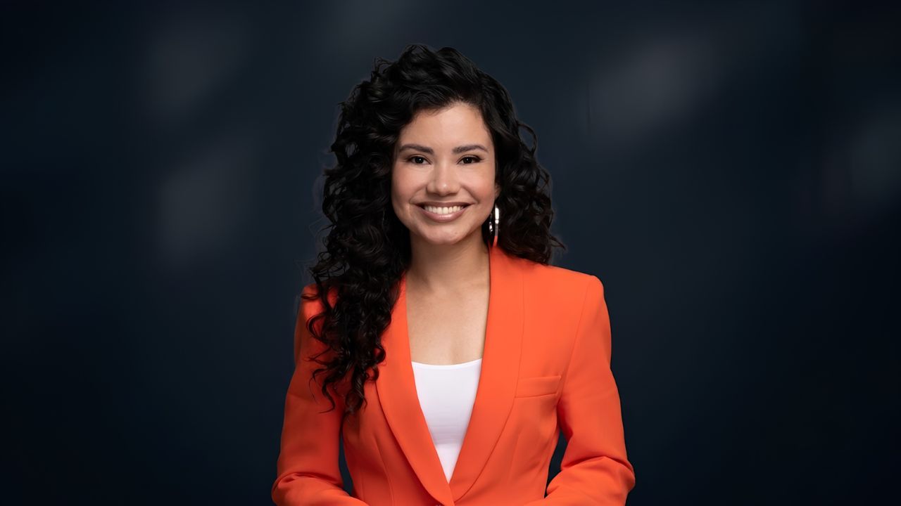 Laura Barrón-López partner and relationship status — MSNBC journalist smiling on set